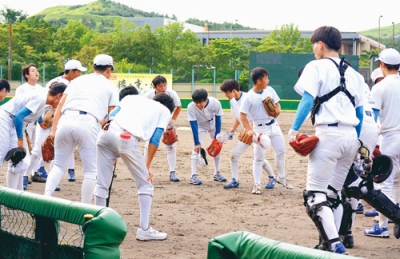 写真：円陣を組み合宿をスタートさせた東京大学野球部