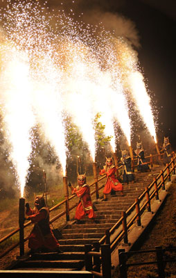 写真：手筒花火を打ち上げる湯鬼神＝１２日午後７時半ごろ、登別温泉町の地獄谷展望台