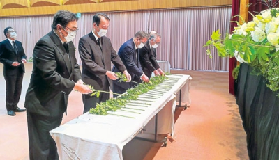 写真：戦没者を悼み祭壇に献花する小笠原市長（手前）ら