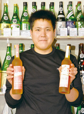 写真：シマエナガラベルの純米梅酒をＰＲする酒本慎也さん