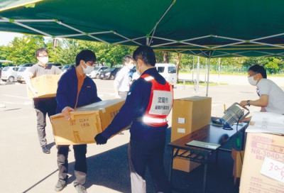 写真：避難所開設訓練で物資を運ぶ職員