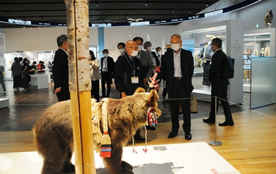 写真：国立アイヌ民族博物館を視察する道教委関係者