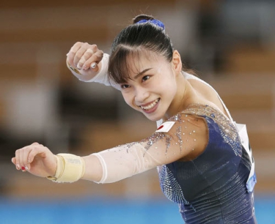 写真：東京五輪で床運動の演技をする杉原愛子さん＝２０２１年７月、有明体操競技場