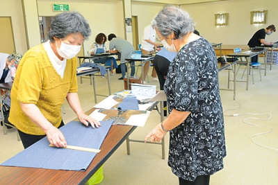 写真：菅野代表（右）から指導を受ける参加者