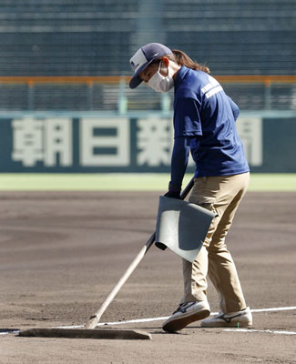 写真：甲子園球場の整備を手がける阪神園芸で、初の女性グラウンドキーパーとしてデビューした石躍奈々さん