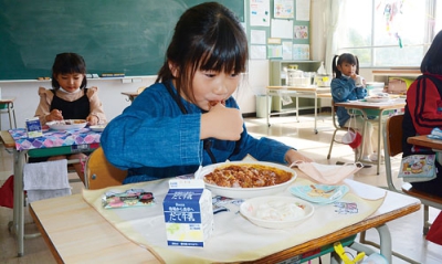 写真：地元食材を使ったハヤシライスを食べる有珠小の児童