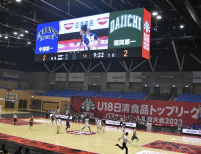 写真：バスケットボール「Ｕ１８トップリーグ」の中部大第一―福岡第一で、チーム名が映し出された大型ビジョン＝１０日、水戸市のアダストリアみとアリーナ