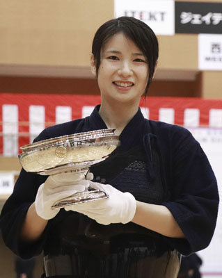 写真：剣道の全日本女子選手権で優勝し、笑顔の末永真理６段＝ジェイテクトアリーナ奈良
