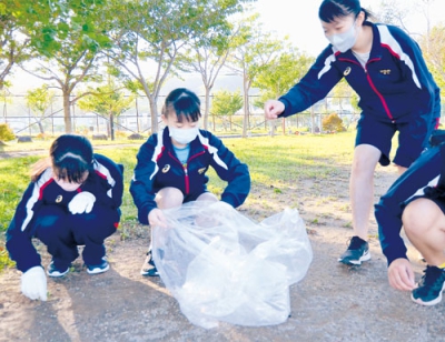 写真：公園の清掃活動に励む生徒たち
