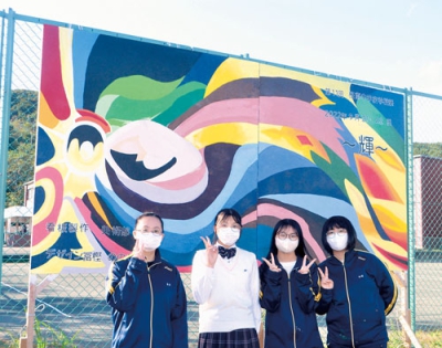 写真：学校祭に合わせて看板を製作する美術部部員たち