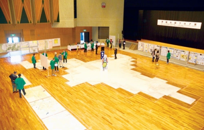 写真：だて歴史の杜カルチャーセンター大ホールの床に広げられた北海道部分の伊能大図