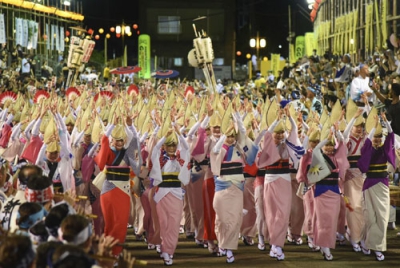 写真：３年ぶりに屋外の演舞場に観客を入れて開催された、徳島市の阿波おどり＝８月