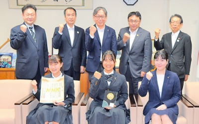 写真：北海道ブロックで獲得した金賞の賞状などを手にする扇部長（前列中央）と吉田副部長（同左）