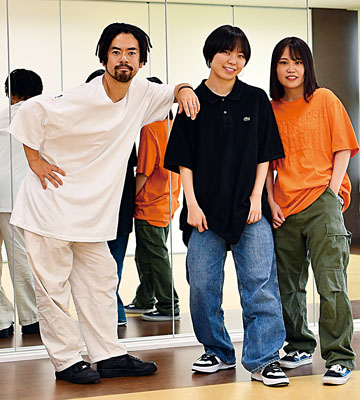 写真：「Ｓｏ　ｄｏ　Ｉ」に出演する鎌田さん（中央）、藤谷さん（右）と、指導する西谷さん