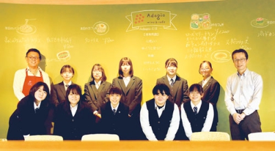 写真：店内の壁にメニューを描いた室蘭清水丘高美術部の生徒たち。後列左端は店長を務める藤田さん