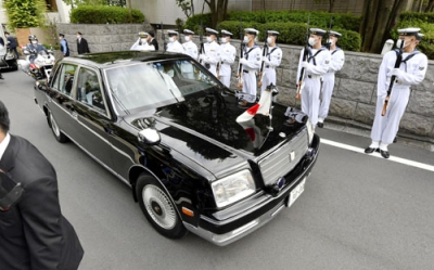 写真：自宅を出て儀仗隊の前を通る、安倍元首相の遺骨を乗せた車＝２７日午後１時２６分、東京都渋谷区