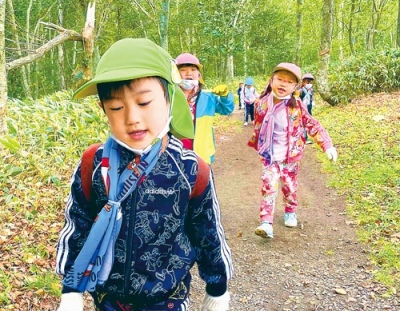 写真：室蘭岳登山に挑戦する白菊幼稚園の年長児