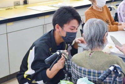 写真：恵愛病院で職業体験をした東翔高校２年の桐さん