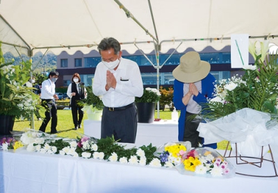 写真：安倍元首相の冥福を祈り、手を合わせる町民ら