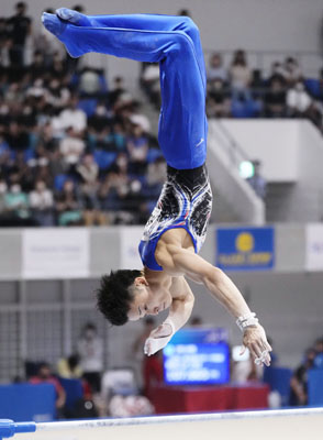 写真：体操の全日本シニア選手権で鉄棒の演技をする杉野正尭。男子個人総合で初優勝した＝１９日、アリーナ立川立飛
