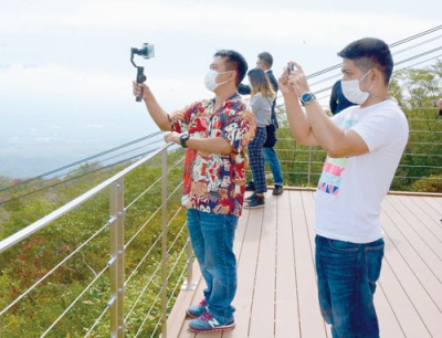 写真：テラスからの絶景を撮影するタイの旅行会社の関係者