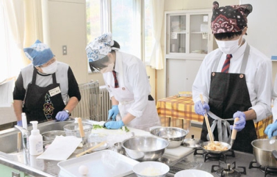 写真：地域の高齢者と一緒に料理を作る白老東高生