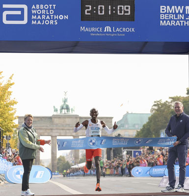 写真：ベルリン・マラソンで２時間１分９秒の世界新をマークして優勝したエリウド・キプチョゲ（中央）＝２５日、ベルリン（ゲッティ＝共同）