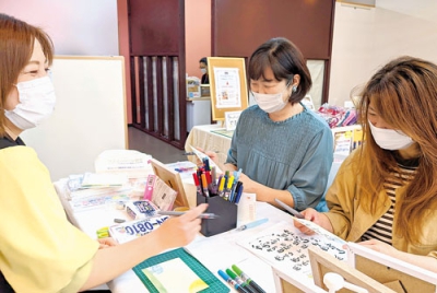 写真：参加者が笑顔で取り組んだ筆文字アート体験