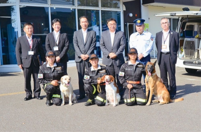 写真：登別市と協定を結んだＮＰＯ所属の訓練士と災害救助犬（前列）