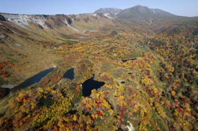 写真：紅葉が見頃を迎えた大雪山系。山肌の木々が鮮やかな秋色に染まった＝３０日午前１１時２４分（共同通信社ヘリから）
