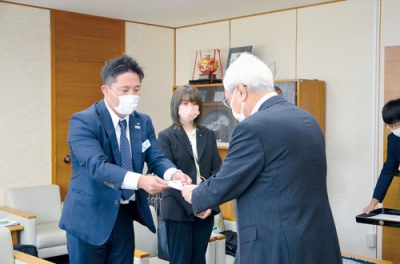 写真：菊谷市長に目録を手渡す池亀部長（左）