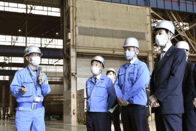 写真：原子力発電設備の製造工場を視察する西村経産相（右端）＝１日午前、神戸市