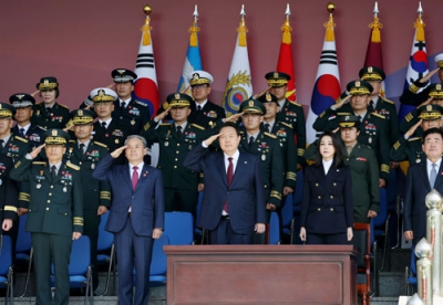 写真：１日、韓国・鶏竜台で「国軍の日」式典に出席した尹錫悦大統領（１列目中央）ら（聯合＝共同）