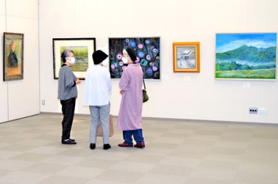 写真：色彩豊かな絵画が並ぶ作品展