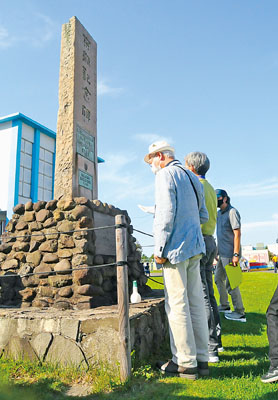 写真：市内にある石碑を巡り、室蘭の歴史を学ぶ参加者たち