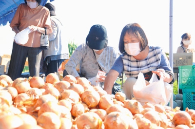 写真：野菜の詰め放題などが行われ、多くの地域住民でにぎわったゆめみ～るの記念イベント