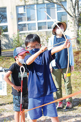 写真：「縄文ハンター決定戦」で弓矢を射る小学生