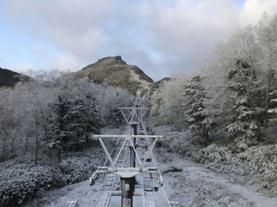 写真：大雪山系の黒岳の５合目付近で観測された初雪＝５日午前（株式会社りんゆう観光提供）