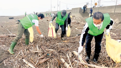 写真：海岸の清掃活動に汗を流す参加者