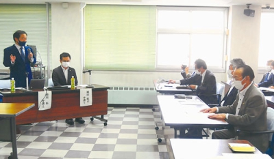 写真：ハラスメントをテーマに講話する増川弁護士（左）