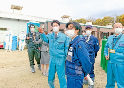 写真：現地で防疫体制の状況を確認する鈴木知事（道提供）