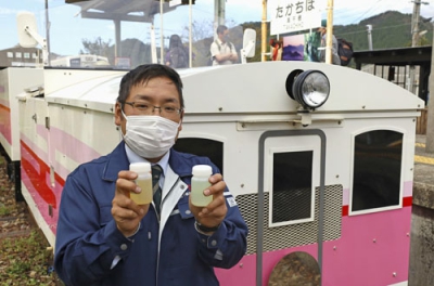 写真：豚骨ラーメンのスープからつくったバイオディーゼル燃料（左）で走行する、高千穂あまてらす鉄道の観光用カート＝１０月、宮崎県高千穂町