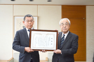 写真：感謝状を受け取る木村会長（左）