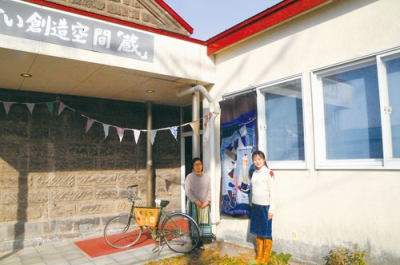 写真：喫茶店「くらと」を開店する鬼塚さん（左）と大勝さん