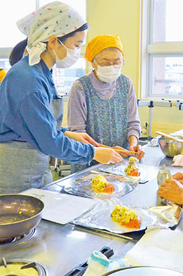 写真：シャケのチーズ包み焼きを作る参加者