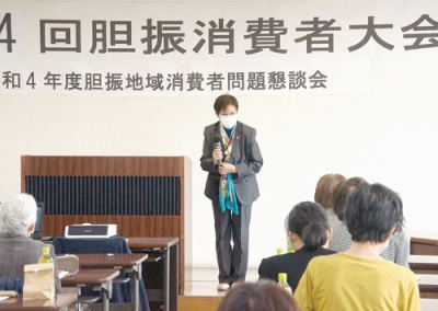 写真：デジタル社会に取り残されないためにやるべきことを分かりやすく紹介する武田代表