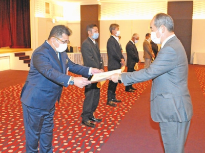 写真：中田会頭（右）から表彰状を受け取る優秀技能者