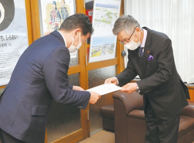 写真：戸田町長に要望書を手渡す福田会長（右）