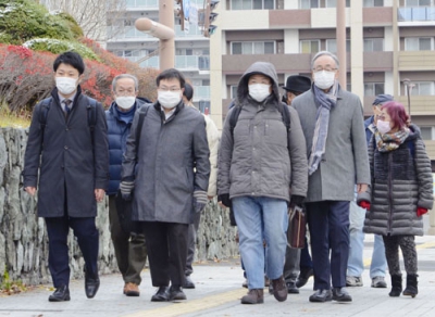 写真：ストーブ代不支給を巡る訴訟の判決で、札幌地裁に向かう原告ら＝１１月３０日午後