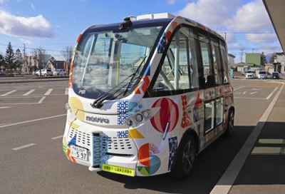 写真：定期運行が始まった自動運転バス＝１日午前、上士幌町